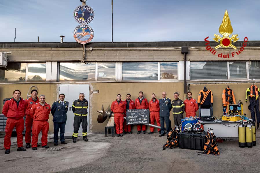 Dal Po alla memoria: i Vigili del Fuoco restituiscono alla Guardia di Finanza una targa storica