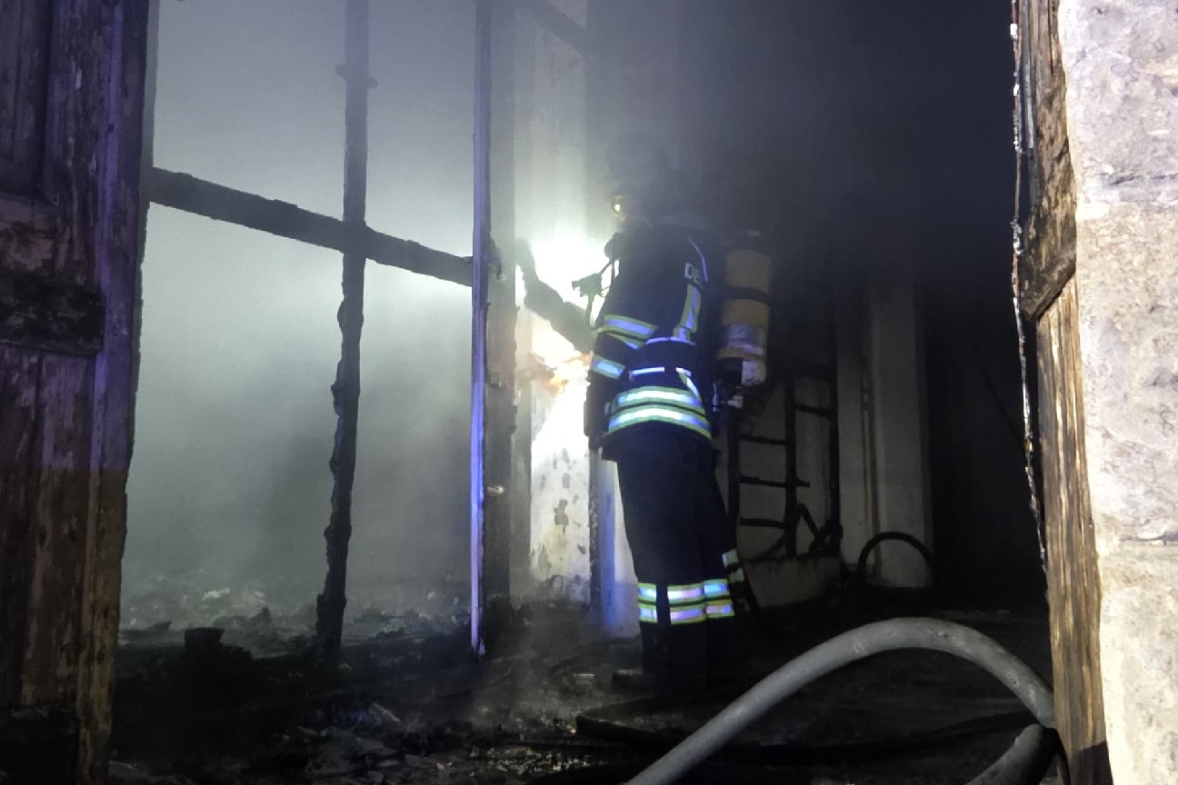 Incendio magazzino dismesso