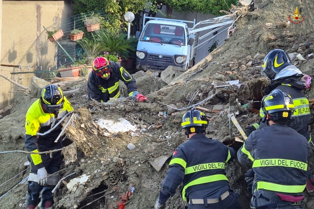 I Vigili del fuoc scavano nel fango alla ricerca dei superstiti