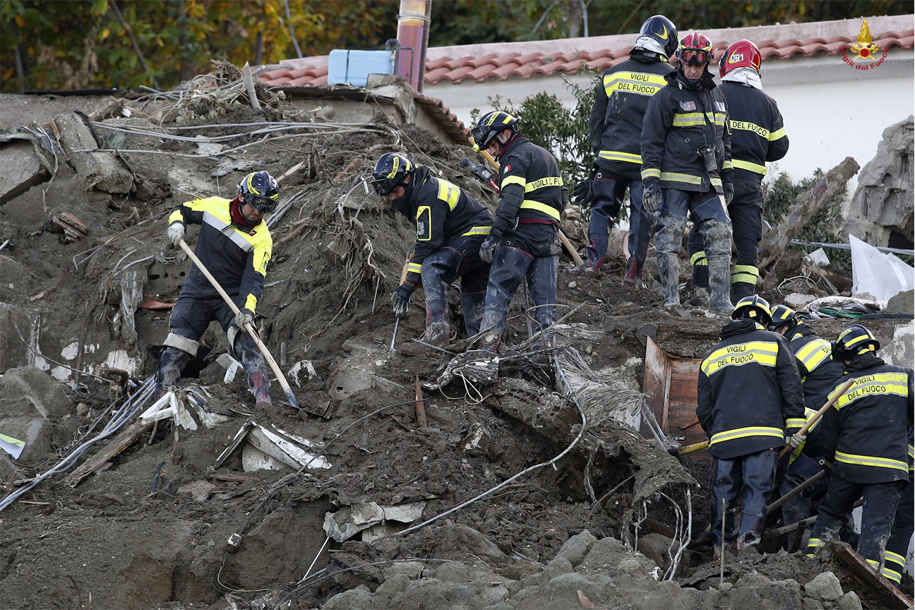Vigili del fuoco al lavoro per liberare le strade di Ischia dal mare di fango e detriti dopo l'alluvione che ha colpito l'isola
