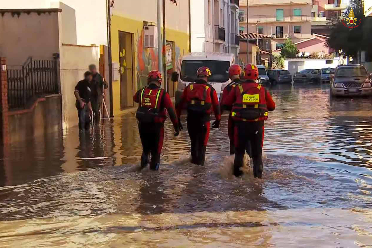 I Soccorritori Fluviali dei Vigili del fuoco nelle operazioni di soccorso per le vie allagate di Olbia