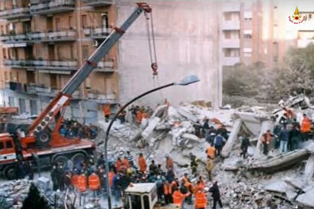 I Vigili del fuoco al lavoro nell'area del crollo del palazzo in viale Giotto a Foggia