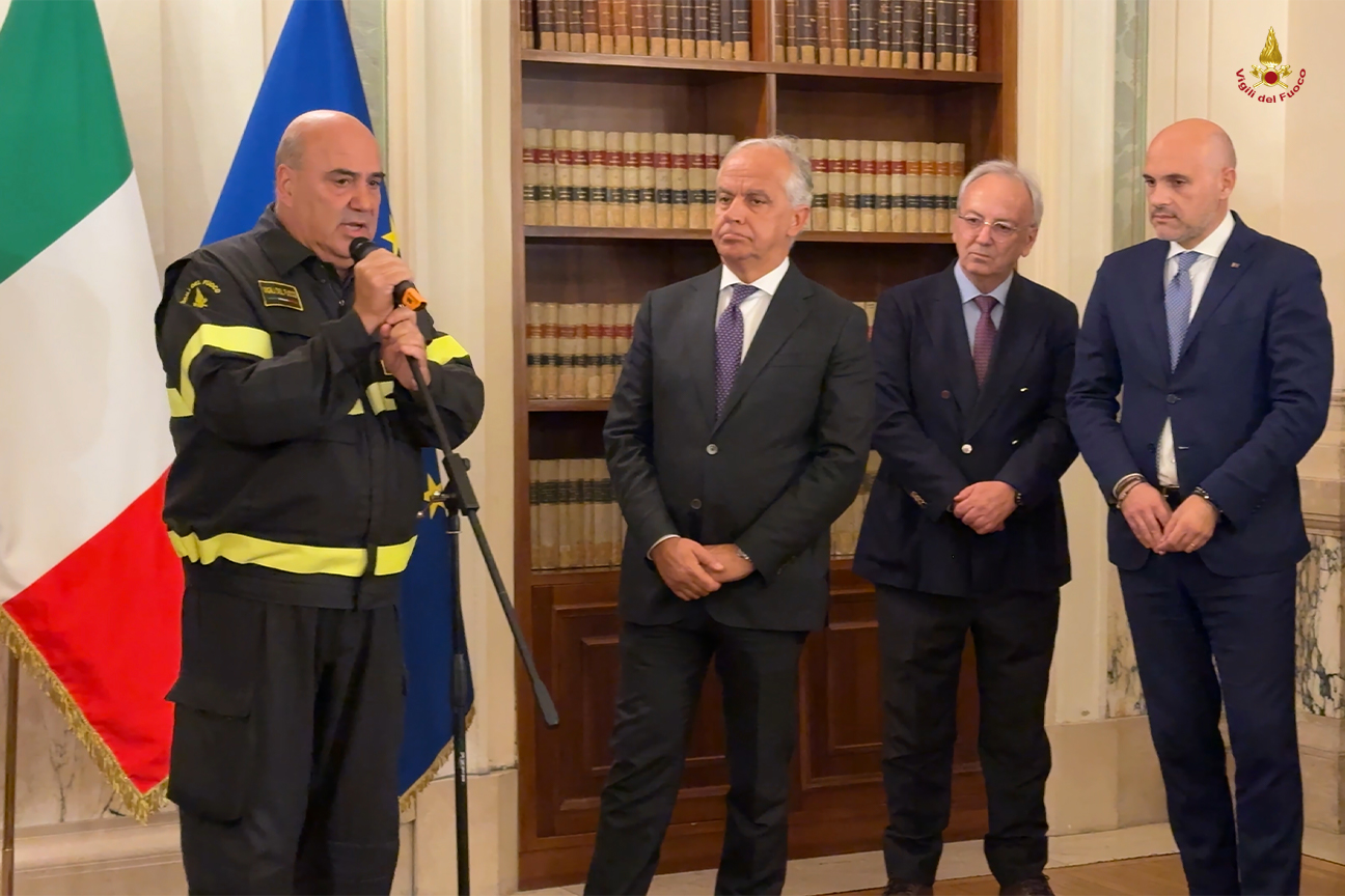 Il ministro Piantedosi riceve una rappresentanza dei Vigili del fuoco intervenuti per i crollo della Torre dei Conti a Roma