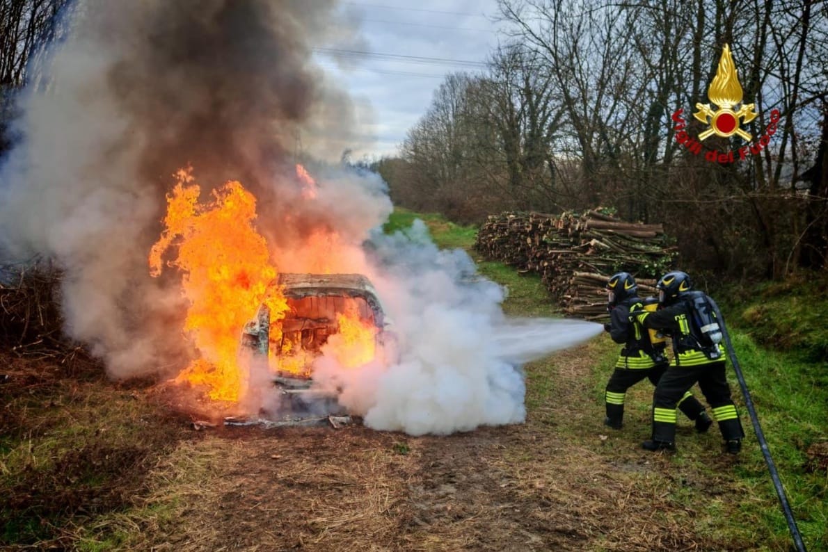 INCENDIO AUTOVETTURA