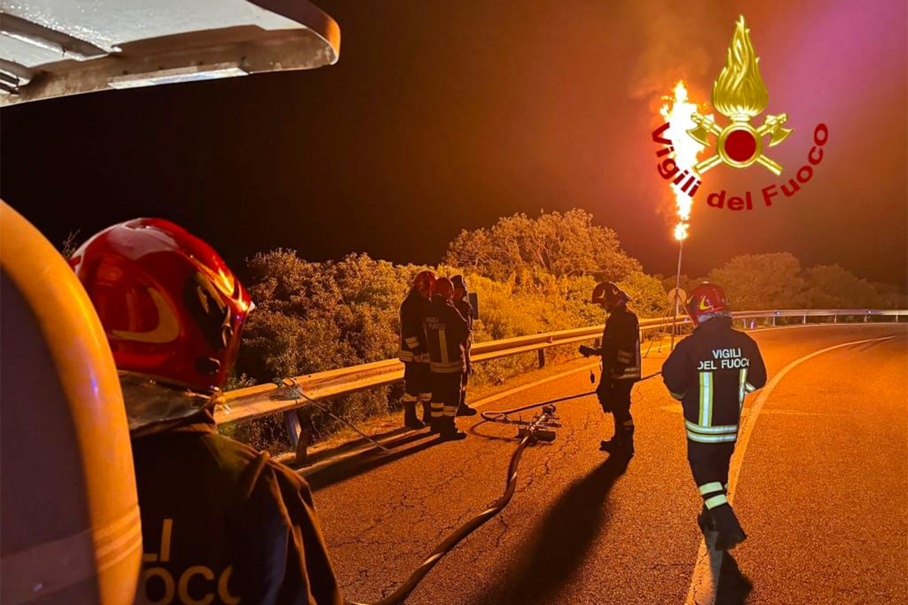 Vigili del fuoco al lavoro per svuotare cisterna di GNL