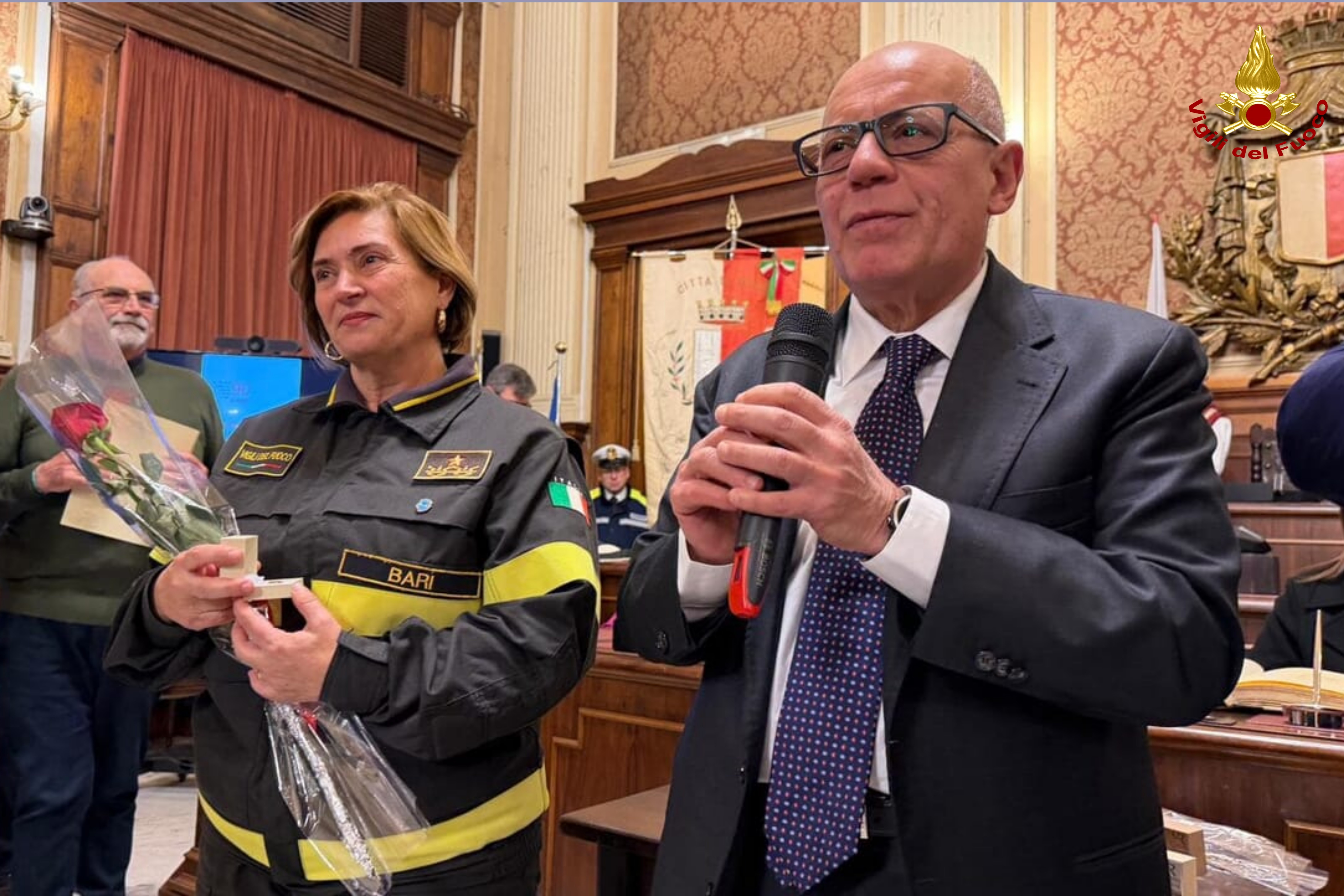 La consegna del premio da parte del Prefetto F. Russo