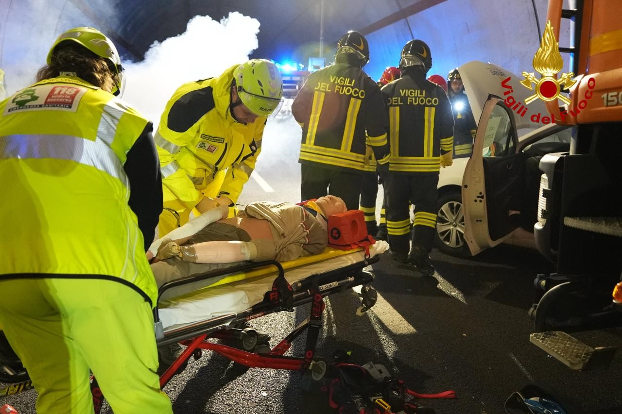 esercitazione organizzata da ANAS sullo scenario di incidente stradale con veicolo elettrico