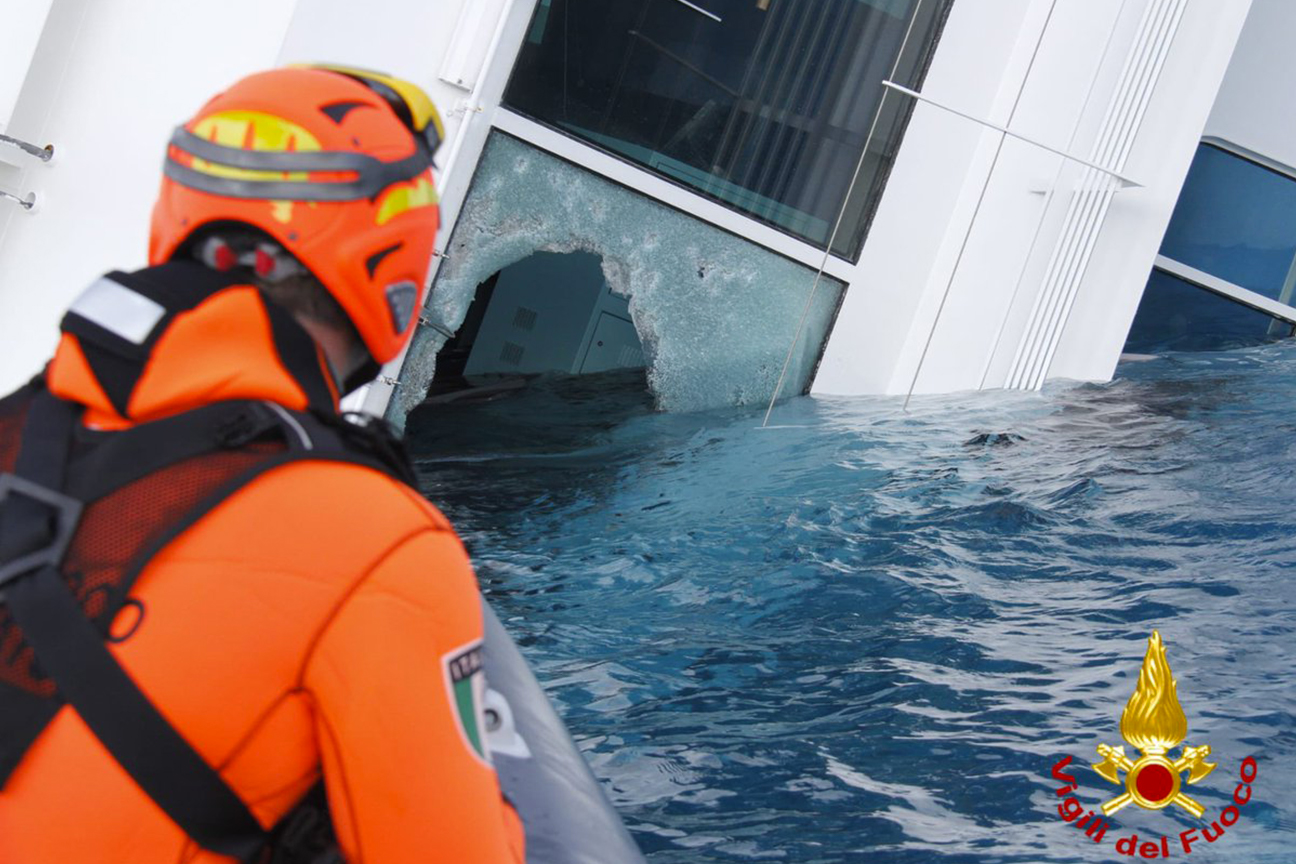 I Sommozzatori dei Vigili del fuoco ispezionano la Costa COndordia prima di immergersi
