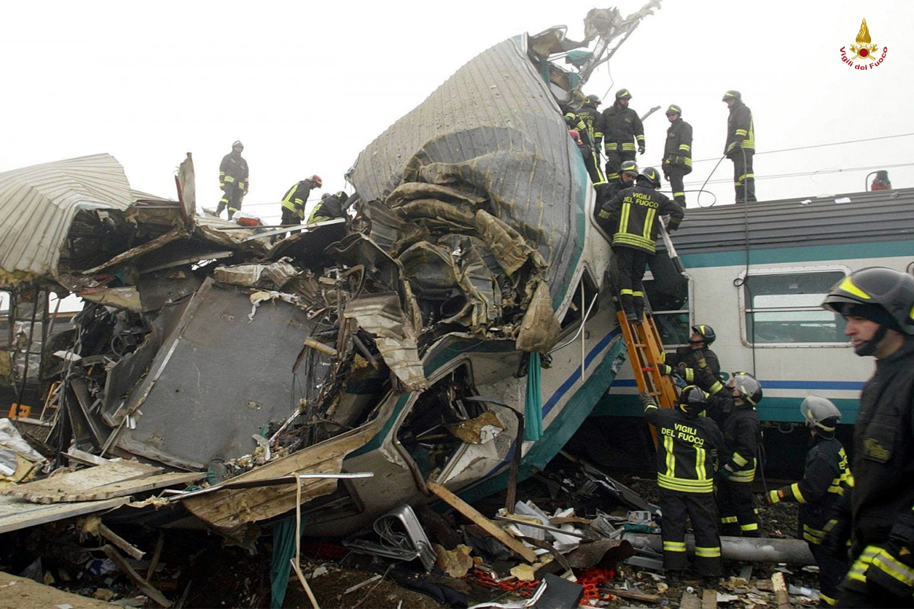 I Vigili del fuoco impegnati nella rimozione delle carrozze dilaniate nell'incidente ferroviario di Crevalcore