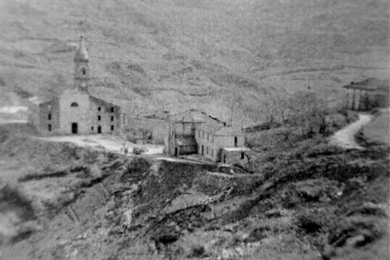 Il paesino di Castel dell'Alpi travolto dalla frana in un'immagine dell'epoca