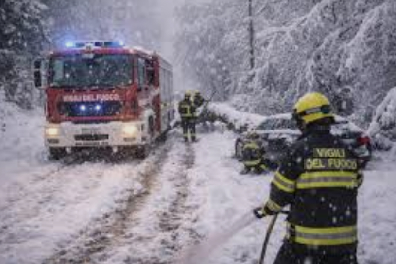 Vigili del fuoco al lavoro sotto la neve durante l'eccezionale ondata di gelo del 2012