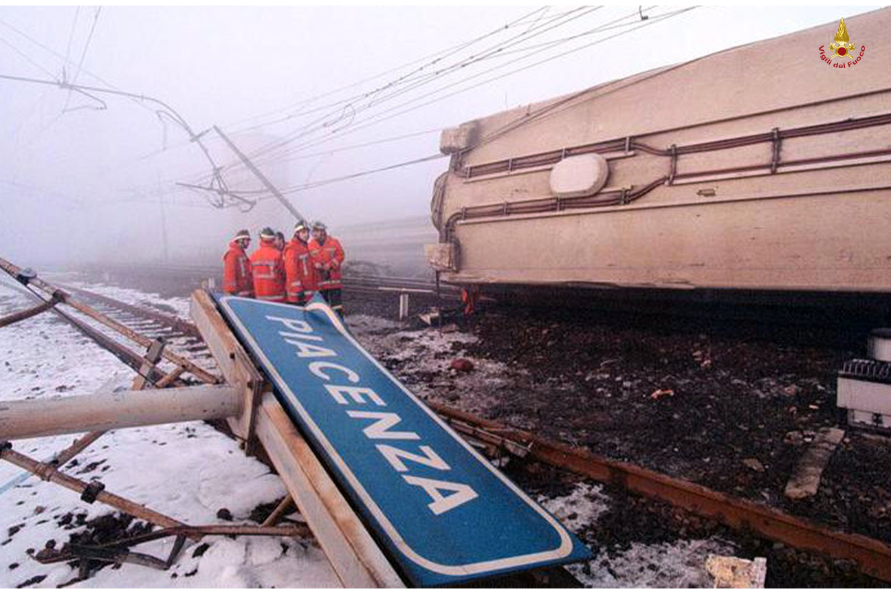 I Vigili del fuoco sul luogo del deragliamento del Pendolino Botticelli alla stazione di Piacenza