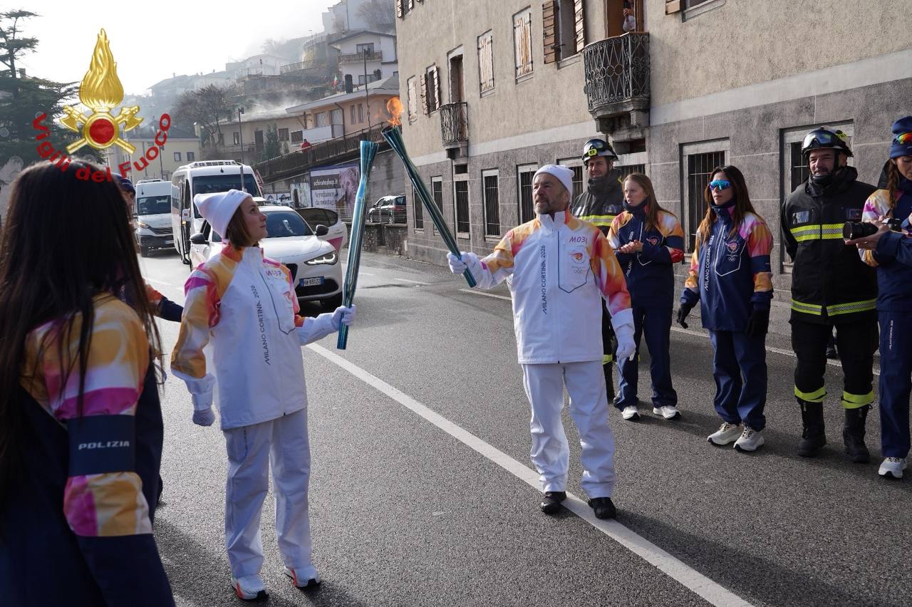 La fiaccola fa tappa a Longarone. Tedofori Maurizio De Zolt e Alessia Scortechini