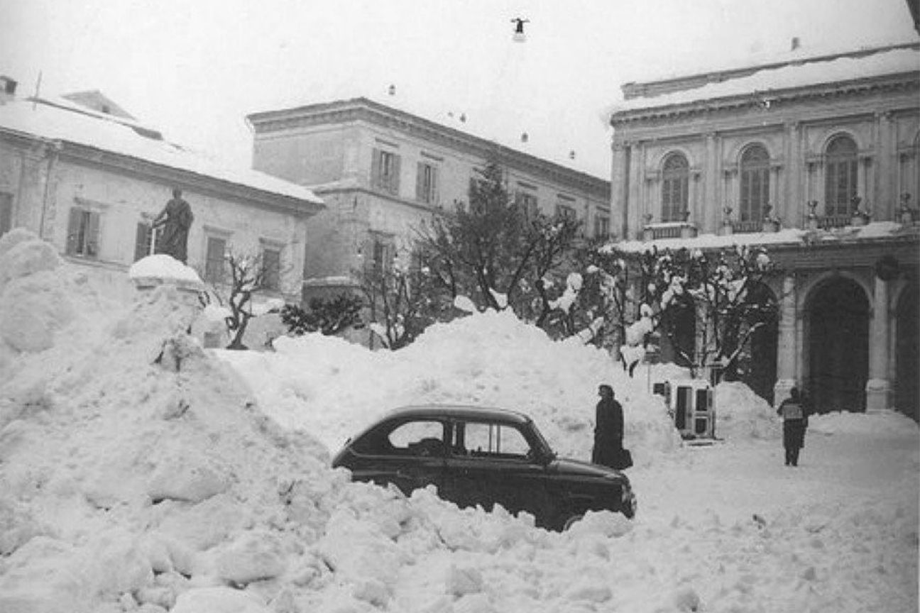 Il comune di Assergi, in provincia dell'Aquila, sepolto dalla neve nel febbraio del 1956
