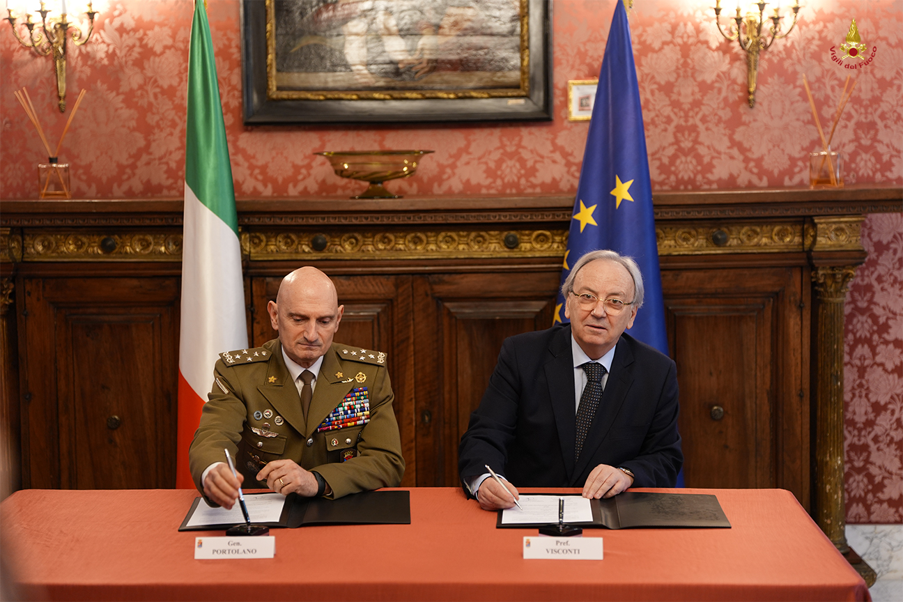 Il generale Portolano (a sinistra) e iol prefetto Visconti firmano l'accordo di collaborazione tra Difesa e Vigili del fuoco