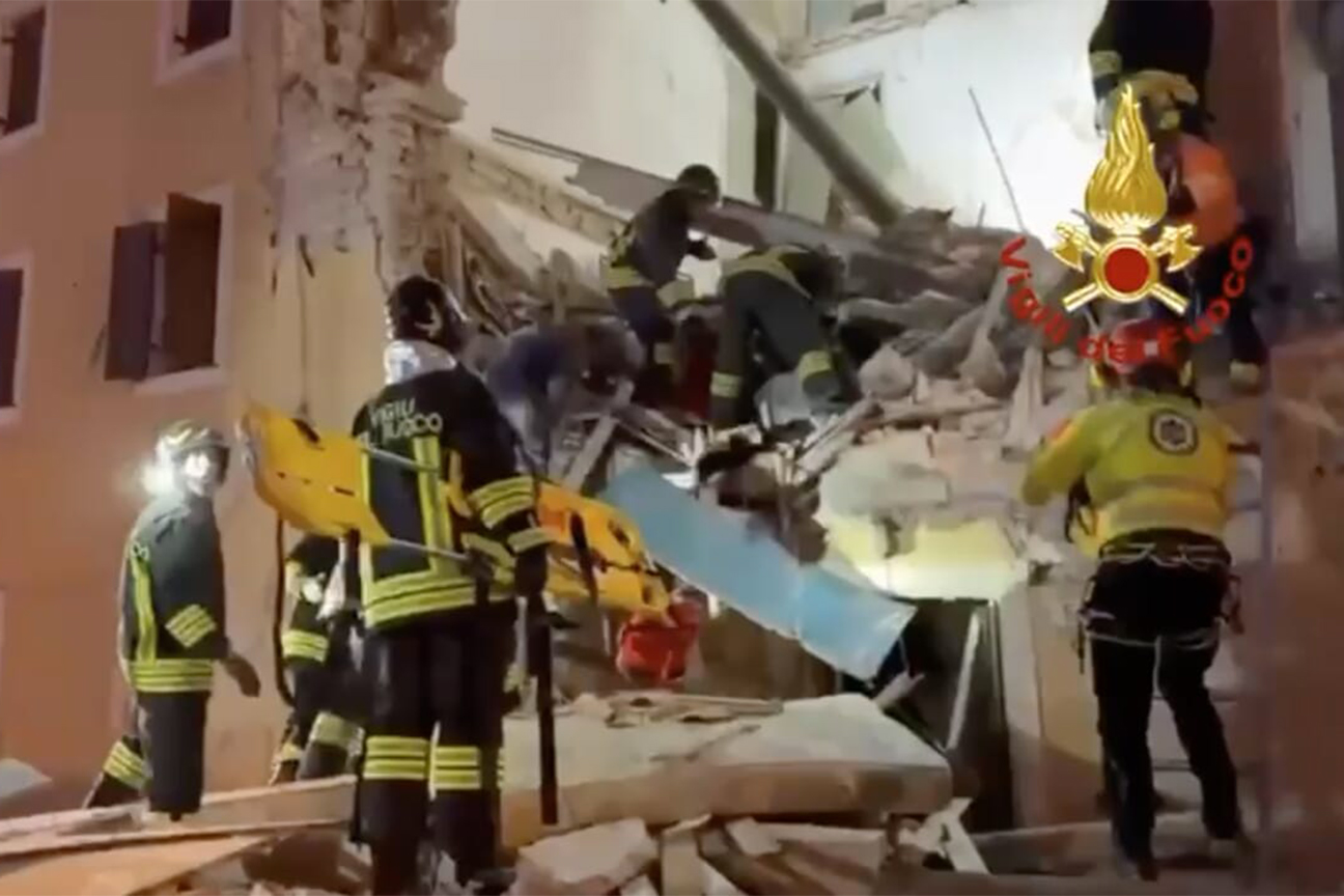 I Vigili del fuoco impegnati nella ricerca di persone sotto le macerie della palazzina crollata a Negrar