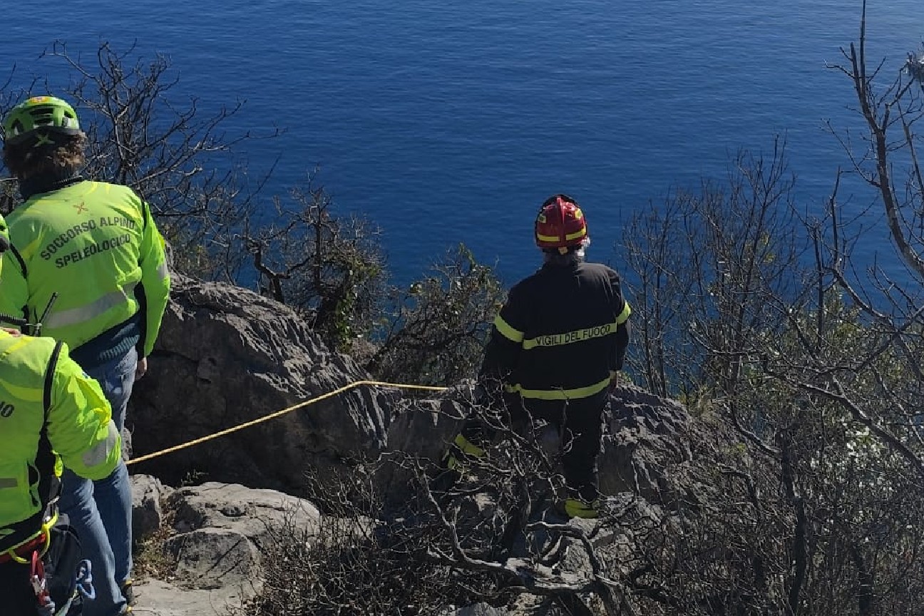 soccorsa donna in una zona impervia