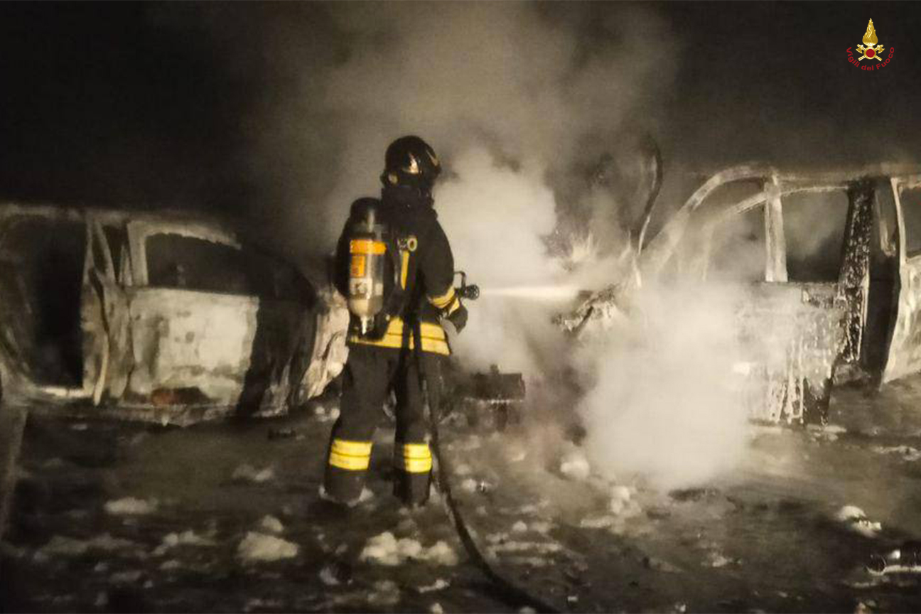 Vigili del fuoco spengono l'incendio nella gallweria del Seminario sulla SS63 nel reggiano
