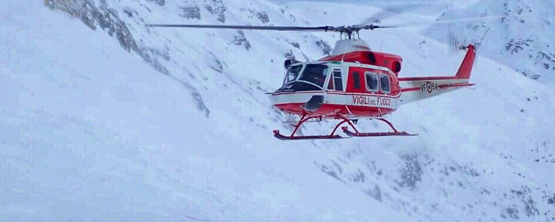 Foto di repertorio di un elicottero dei Vigili del fuoco, il Drago, impegnato tra le montagne innevate