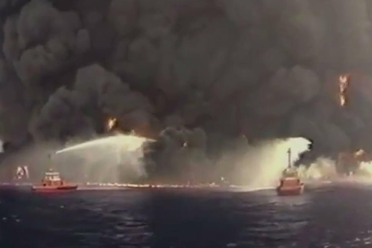 Le motobarche dei Vigili del fuoco tentano di spegnere l'incendio sulla petroliera Haven