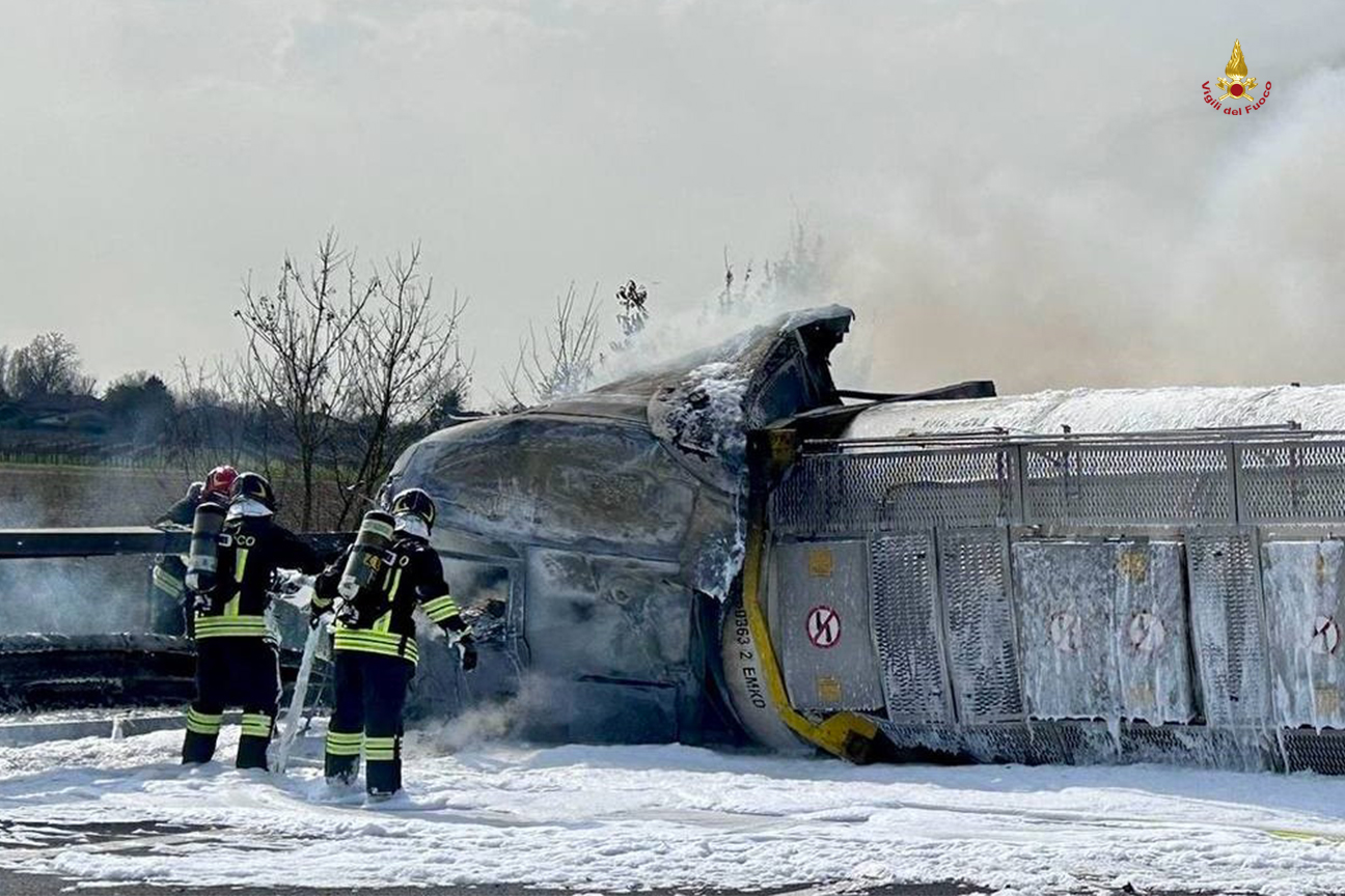 I Vigili del fuoco intervenuti per lo scontro e l'incendio di due autocisterne sull'autostrada A4