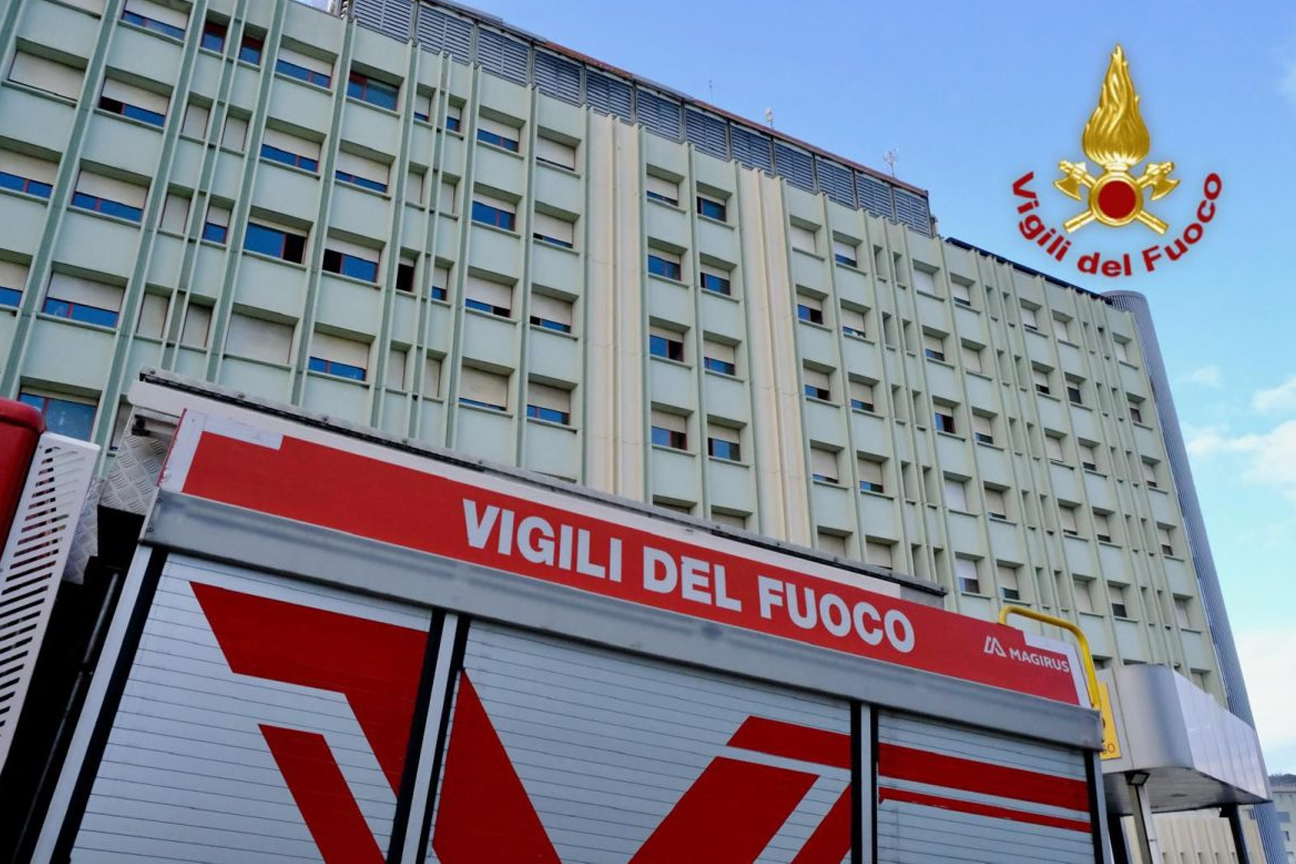 I Vigili del fuoco all'ospedale Cannizzaro di Catania per un principio d'incendio