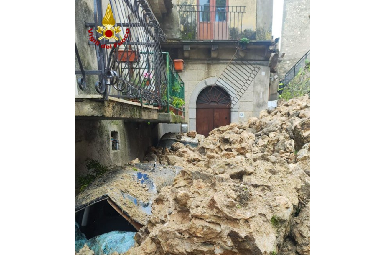 La frana che ha invaso un'abitazione nei pressi della Cattolica di Stilo