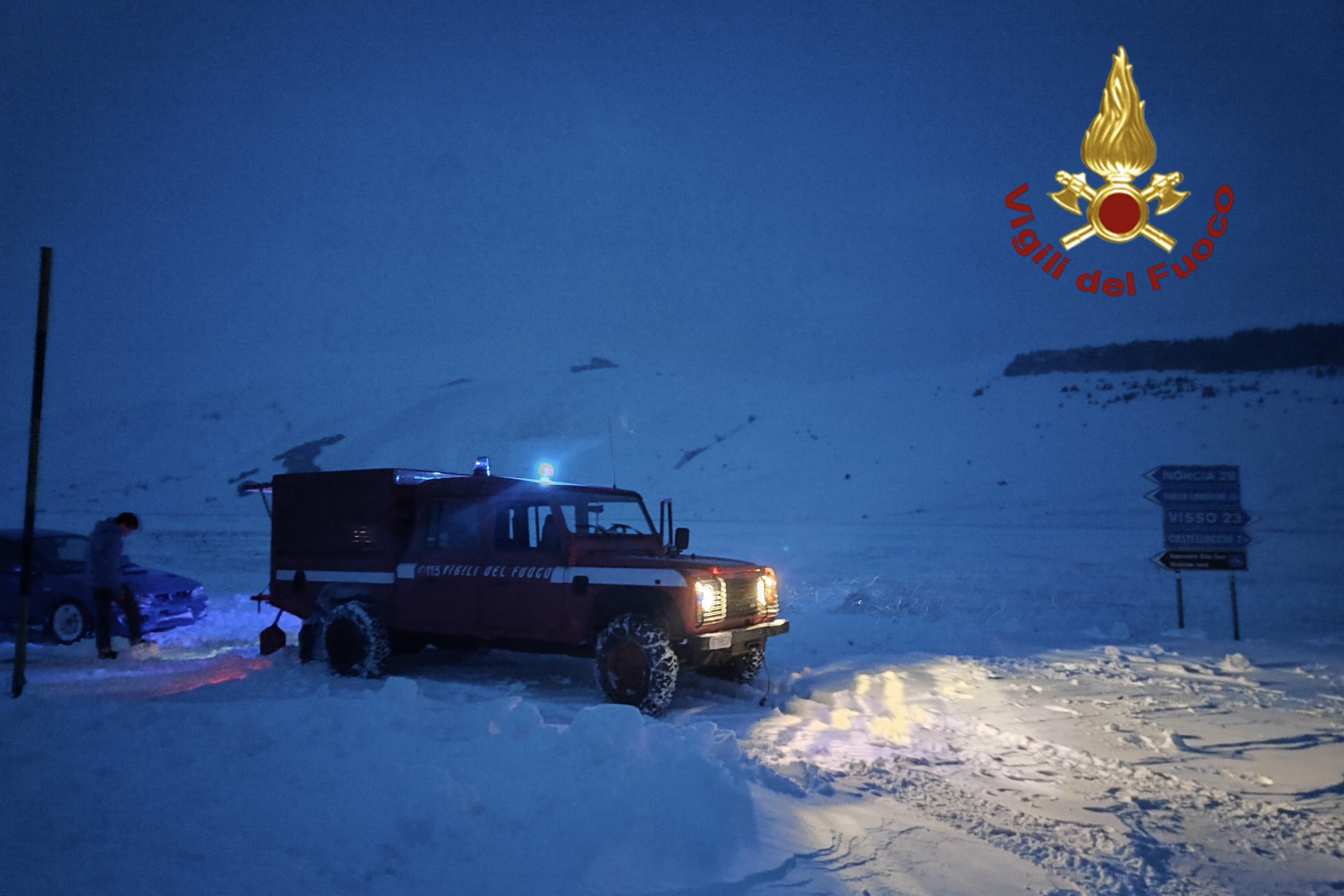 Castelluccio, recupero autovettura bloccata dalla neve
