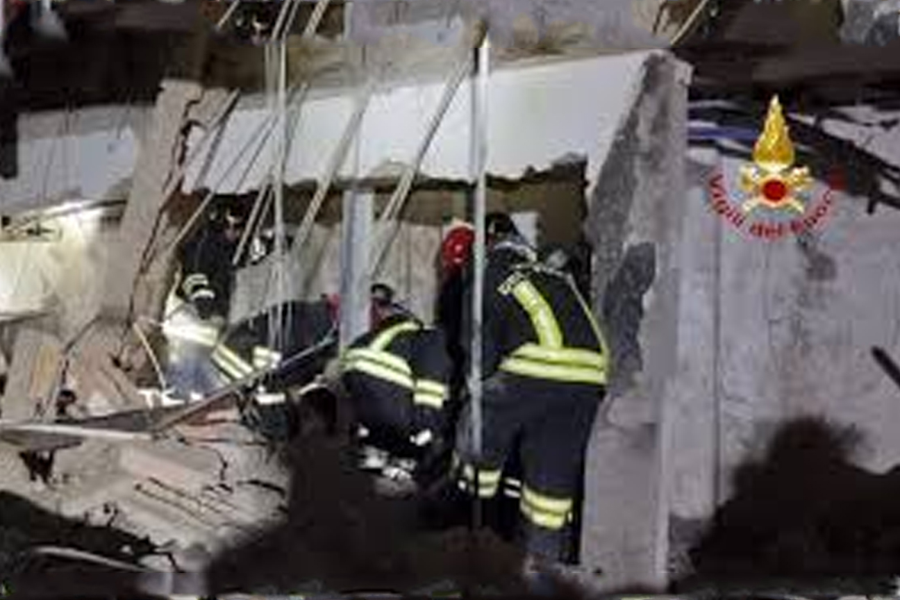 I Vigili del fuoco all'interno dei locali distrutti dall'esplosione a Villaricca