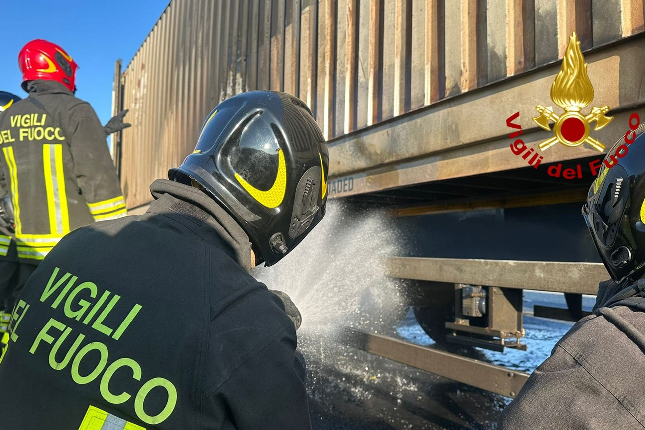 Vigili del fuoco spengono l'incendio sul mezzo pesante in marcia sulla A4