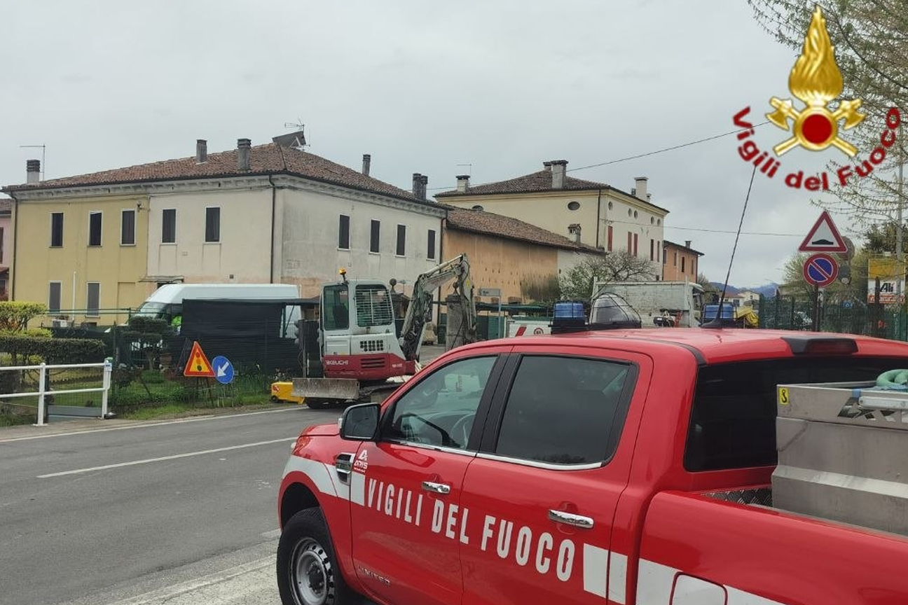 L'intervento dei vigili del fuoco per la fuga di gas a Monticello Conte Otto