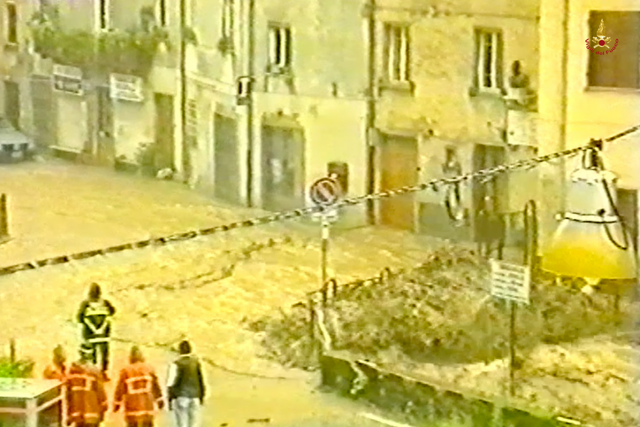 I Vigili del fuoco sui siti dell'alluvione in Versilia del 1996