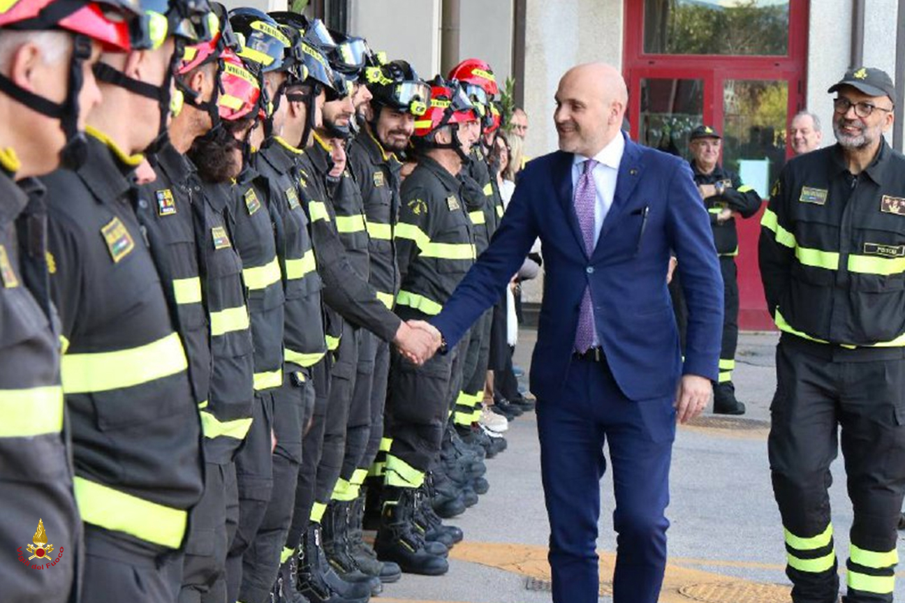 Il sottosegretario Prisco arriva al comando di Pistoia