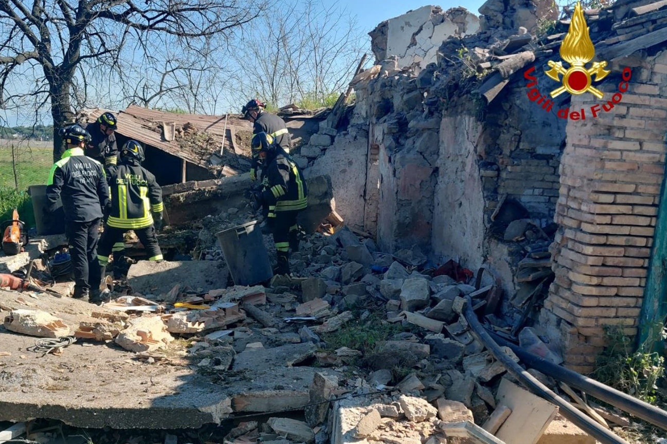 I Vigili del fuoco ispezionano il casolare crollato a Roma nel Parco degli Acquedotti