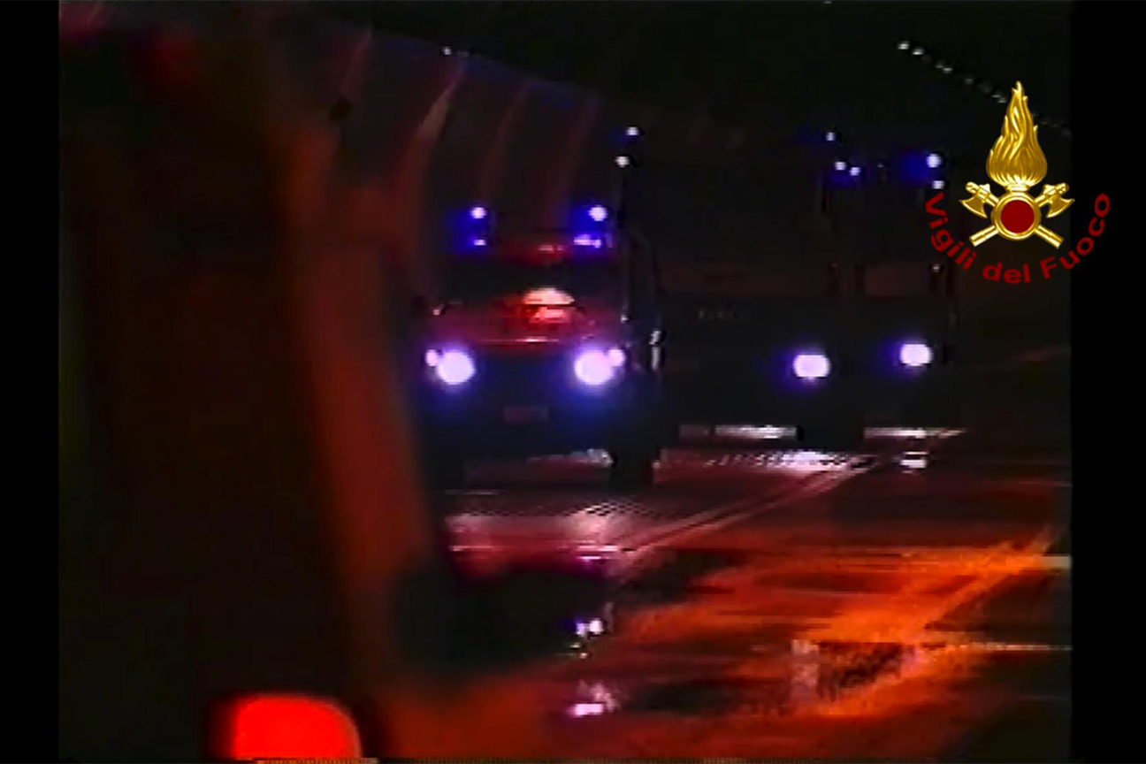 I mezzi dei vigili del fuoco all'interno del traforo del Monte Bianco per spegnere l'incendio