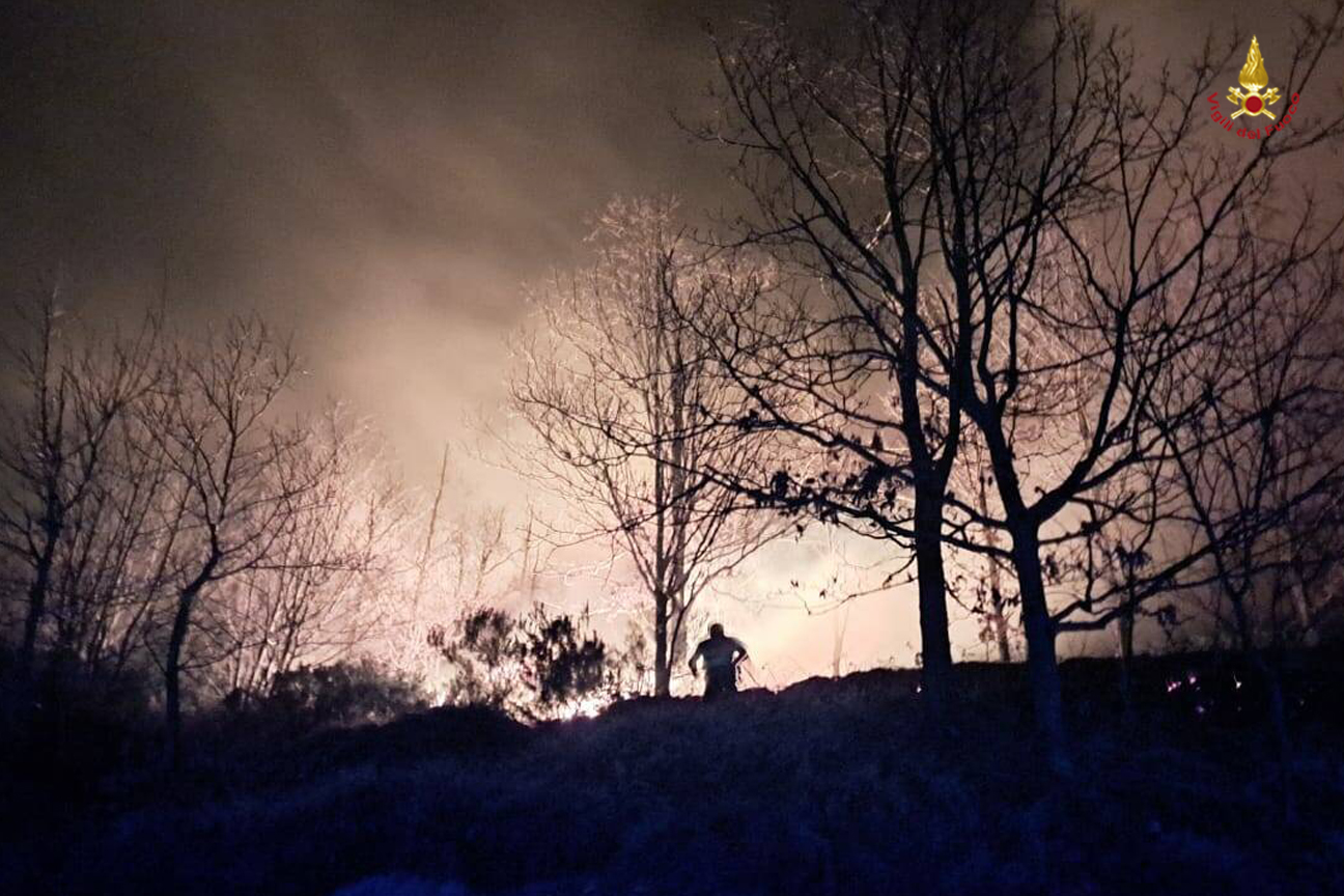 L'incendio di bosco nella zona di Urbe, in provincia di Savona