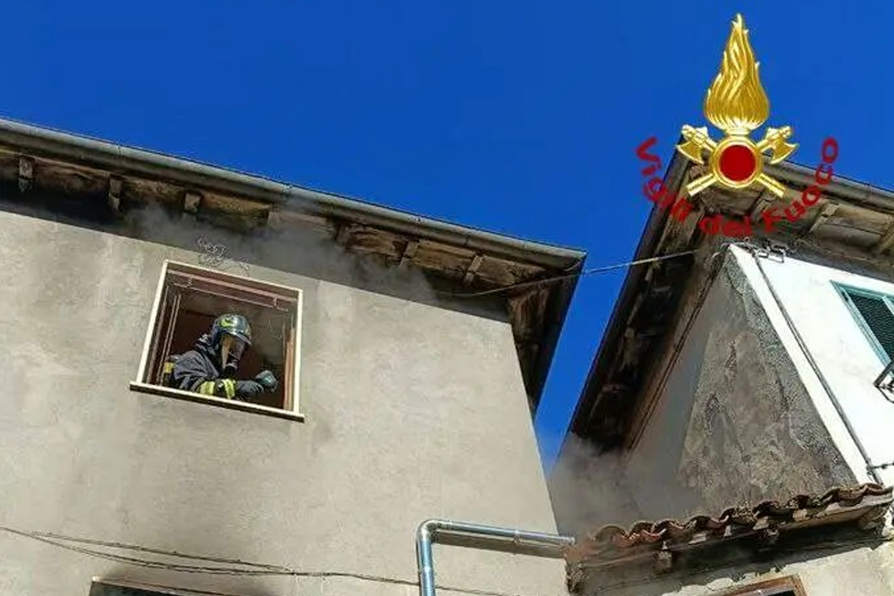 I Vigili del fuoco all'opera nella palazzina di Gallicano danneggiata dalle fiamme