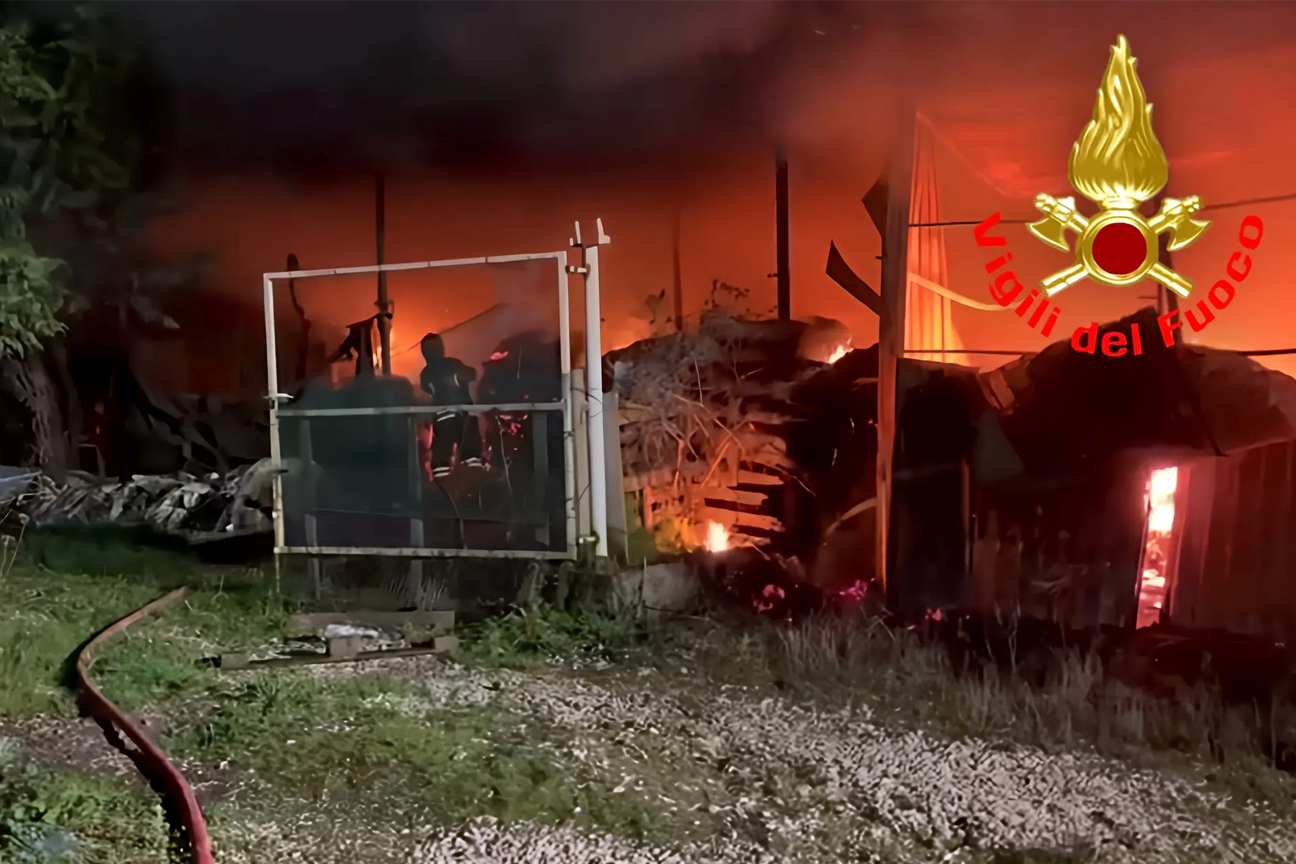 I Vigili del fuoco spengono l'incendio scoppiato in un maneggio a Sant'Angelo Lodigiano