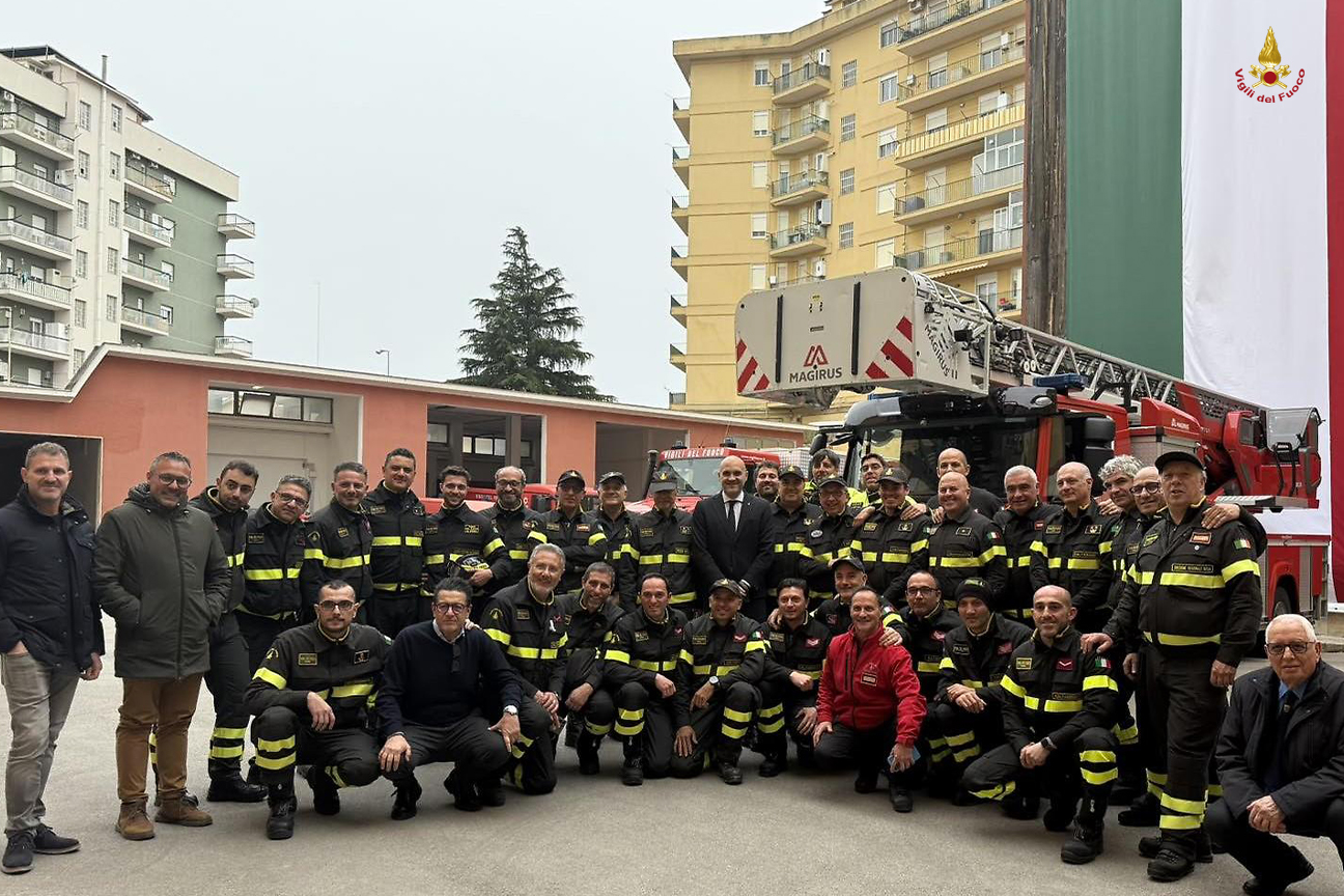 Il sottosegratario Prisco tra il personale del comando di Caltanissetta
