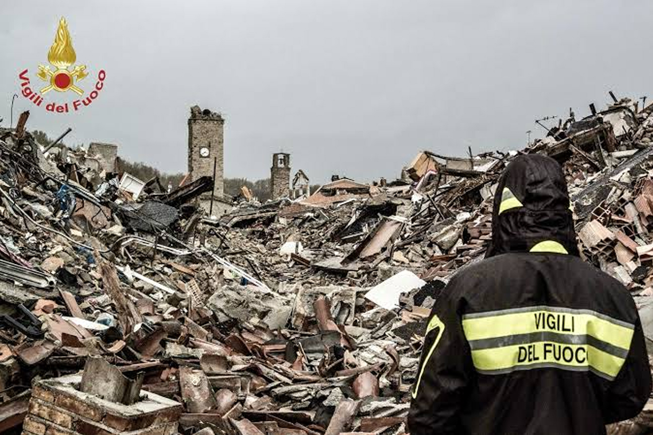 I Vigili del fuoco tra le macerie di Finale Emilia