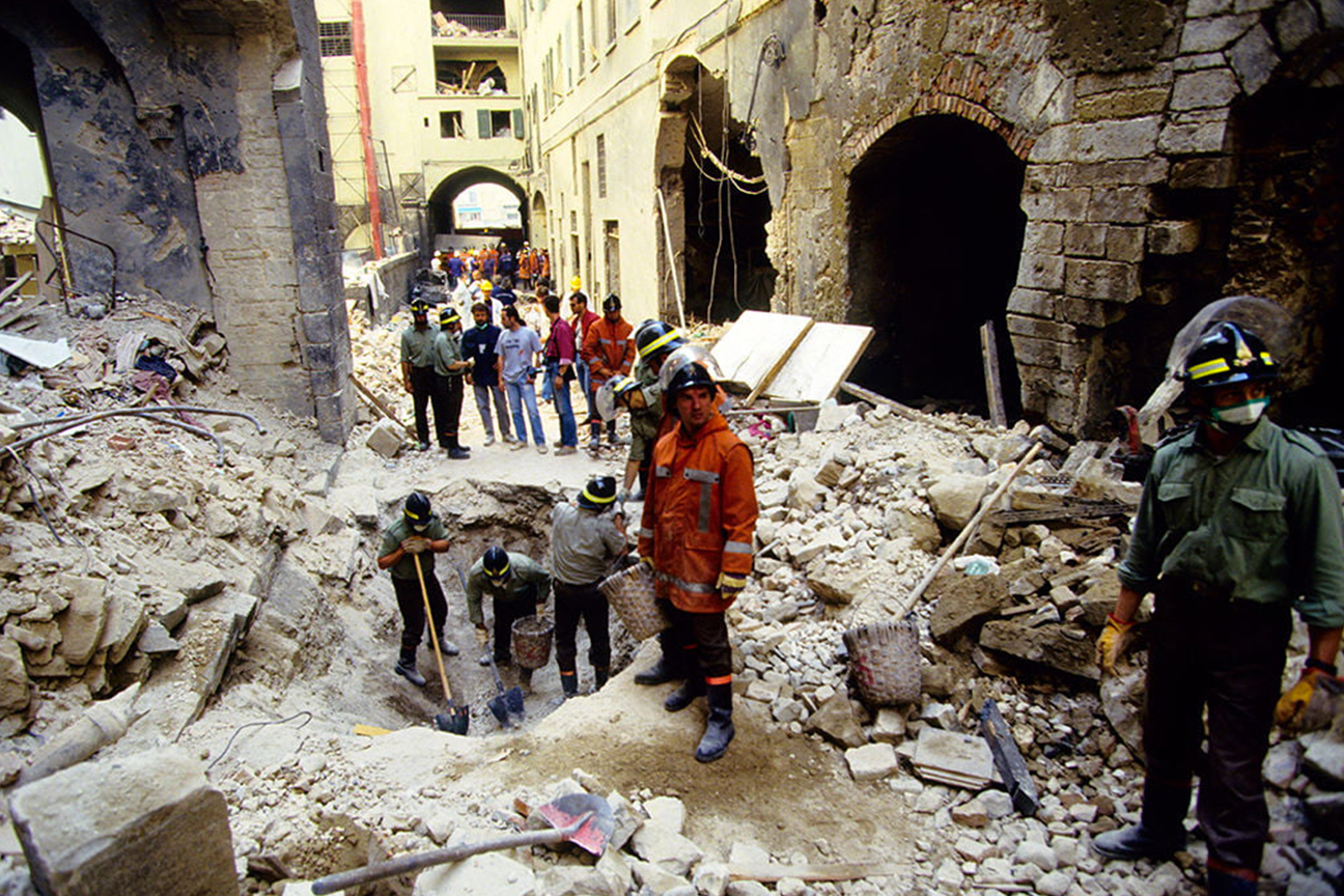 I Vigili del fuoco tra le macerie causate dall'esplosione dell'autobomba in via dei Georgofili a Firenze nel 1993