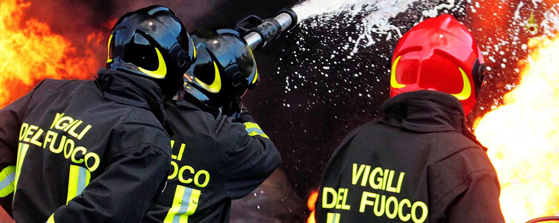 La forza della squadra insieme per spegnere l'incendio