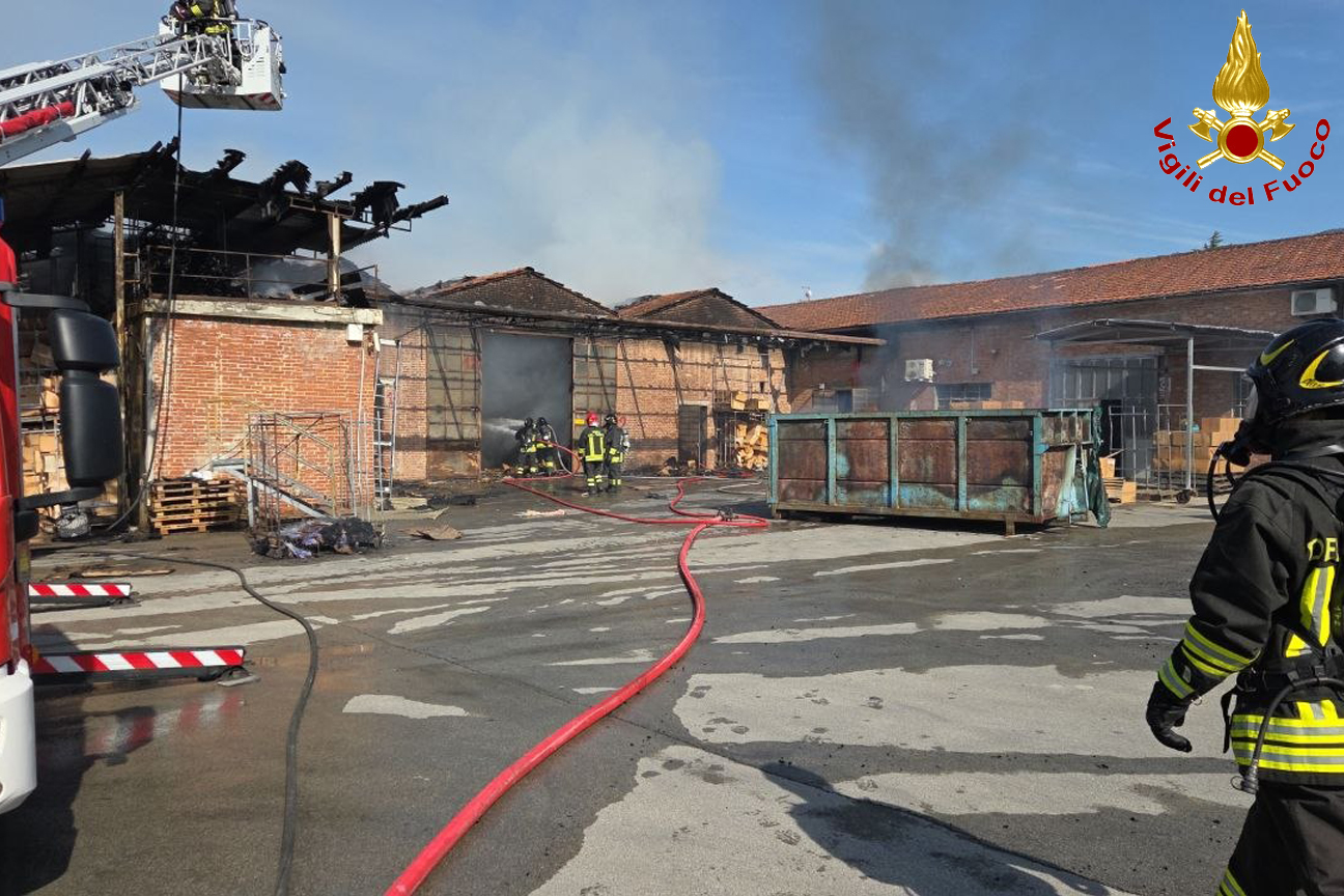 Operazioni di spegnimento in un capannone industriale