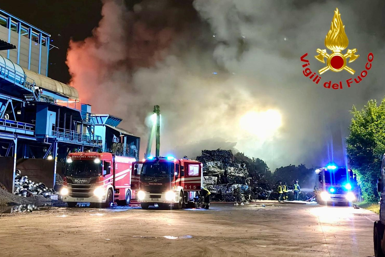I Vigili del fuoco impegnati per domare l'incendio scoppiato in una ditta di trattamento rifiuti a Bollate