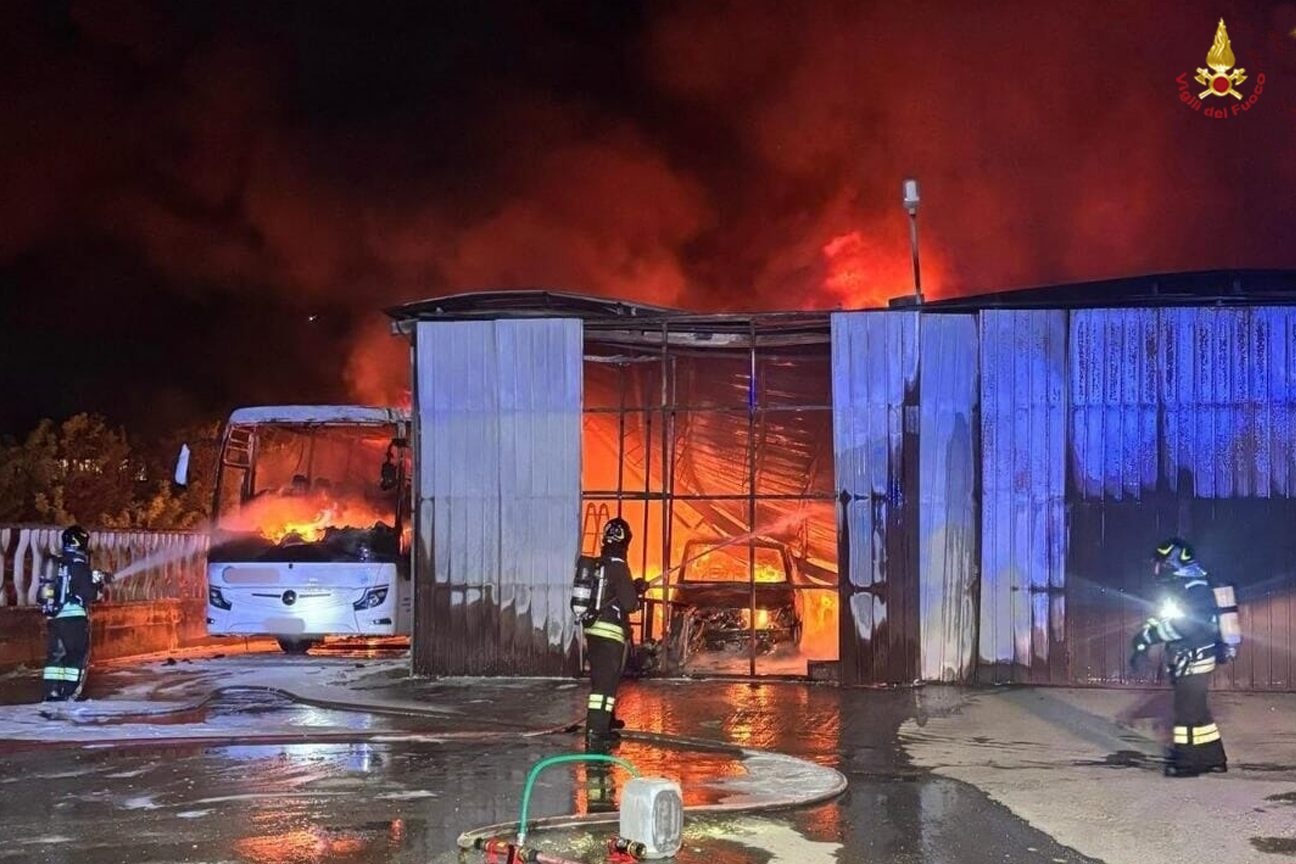 L'intervento dei vigili del fuoco per l'incendio di un capannone nella zona industriale di Monza