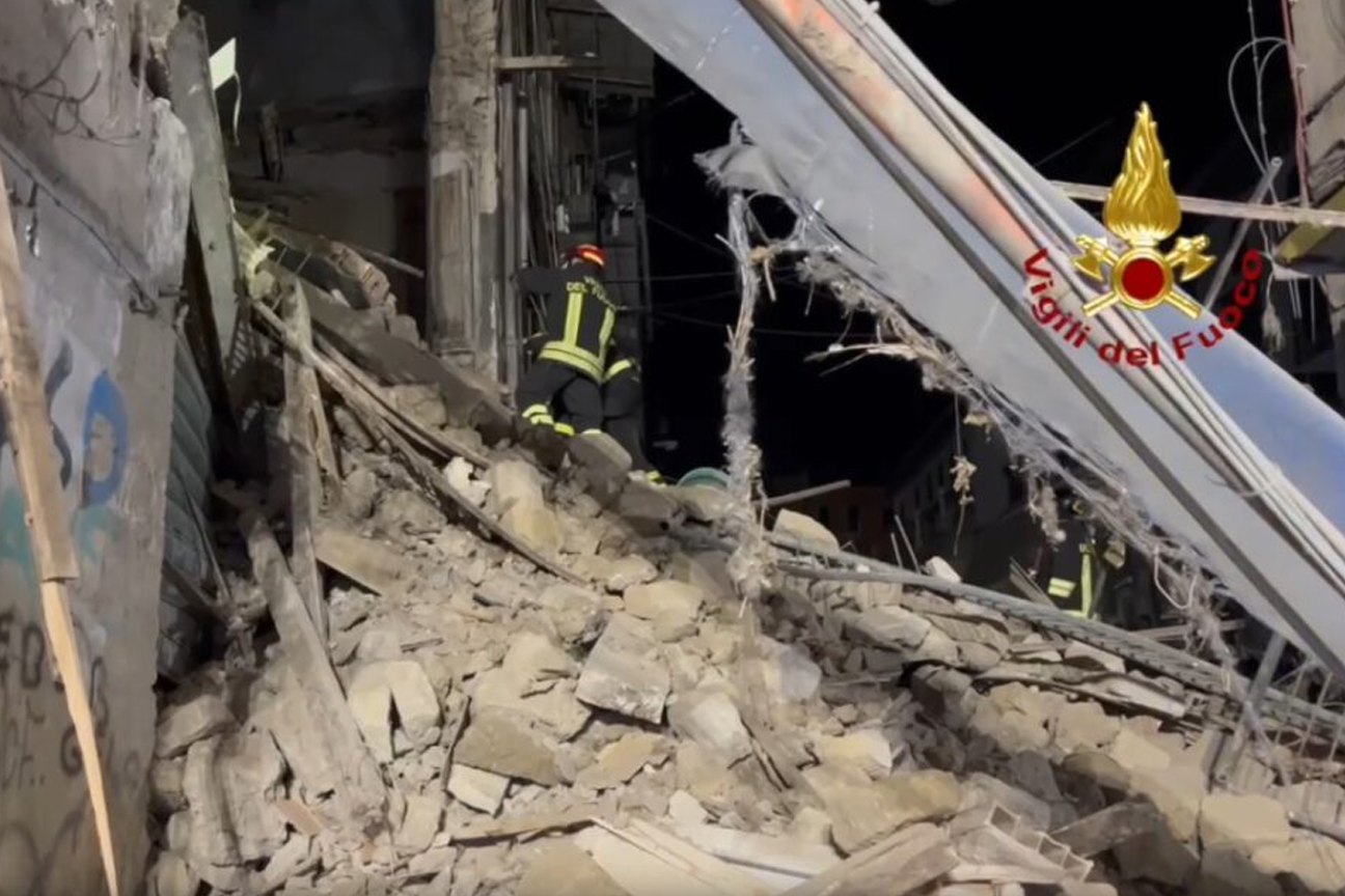 Vigili del fuoco al lavoro per il crollo di una palazzina nel centro di Napoli