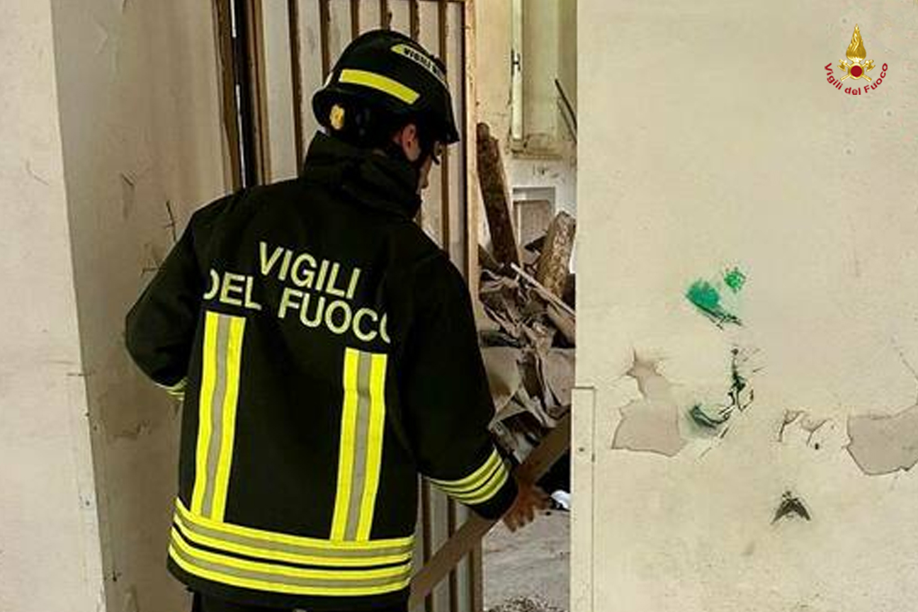 Vigili del fuoco impegnati nel soccorso agli operai caduti dopo il crollo del solaio nella ex caserma Pepe al Lido di Venezia