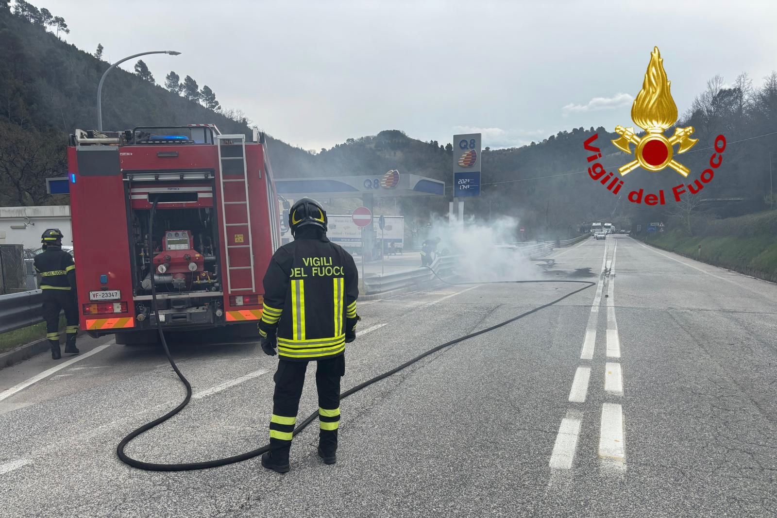 Incendio autovettura sulla Flaminia SS3
