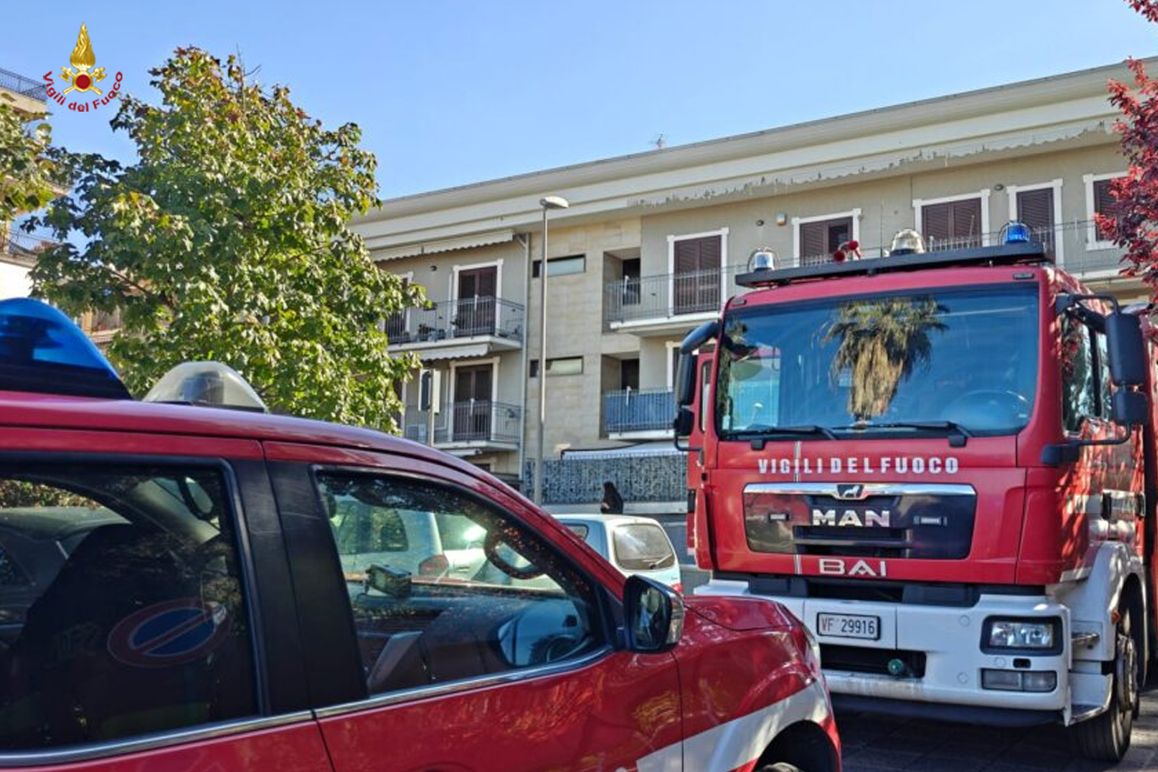 I Vigili del fuoco intervenuti per l'incendo in un appartamento a Tremestieri Etneo