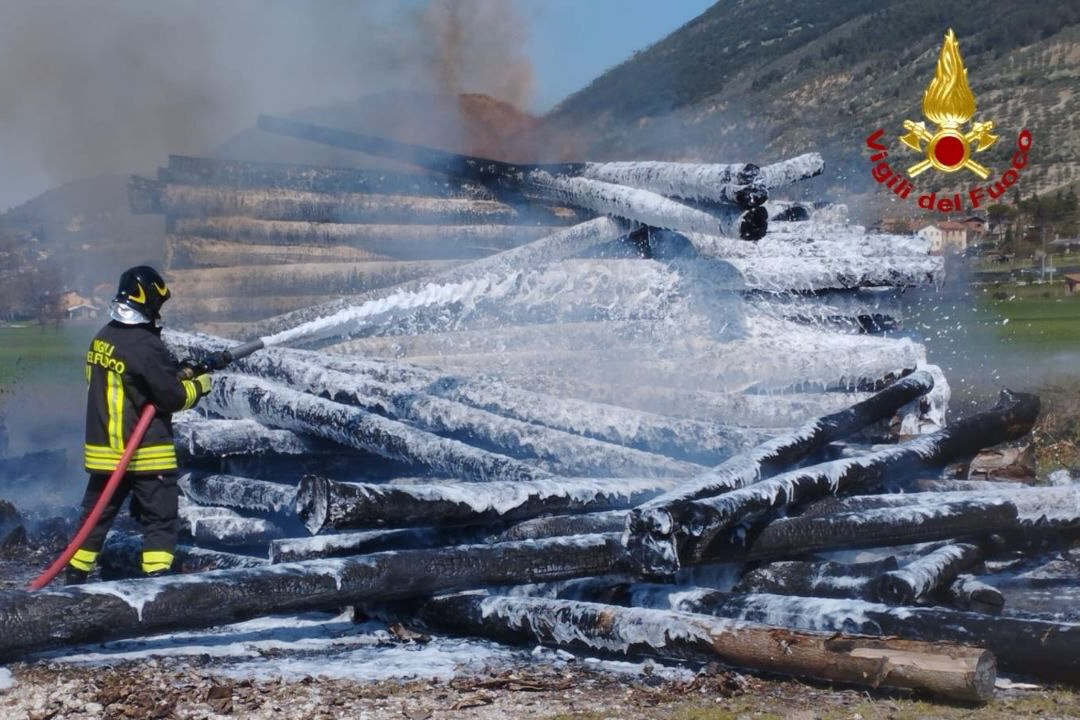 Incendio di una catasta di legna a Gubbio